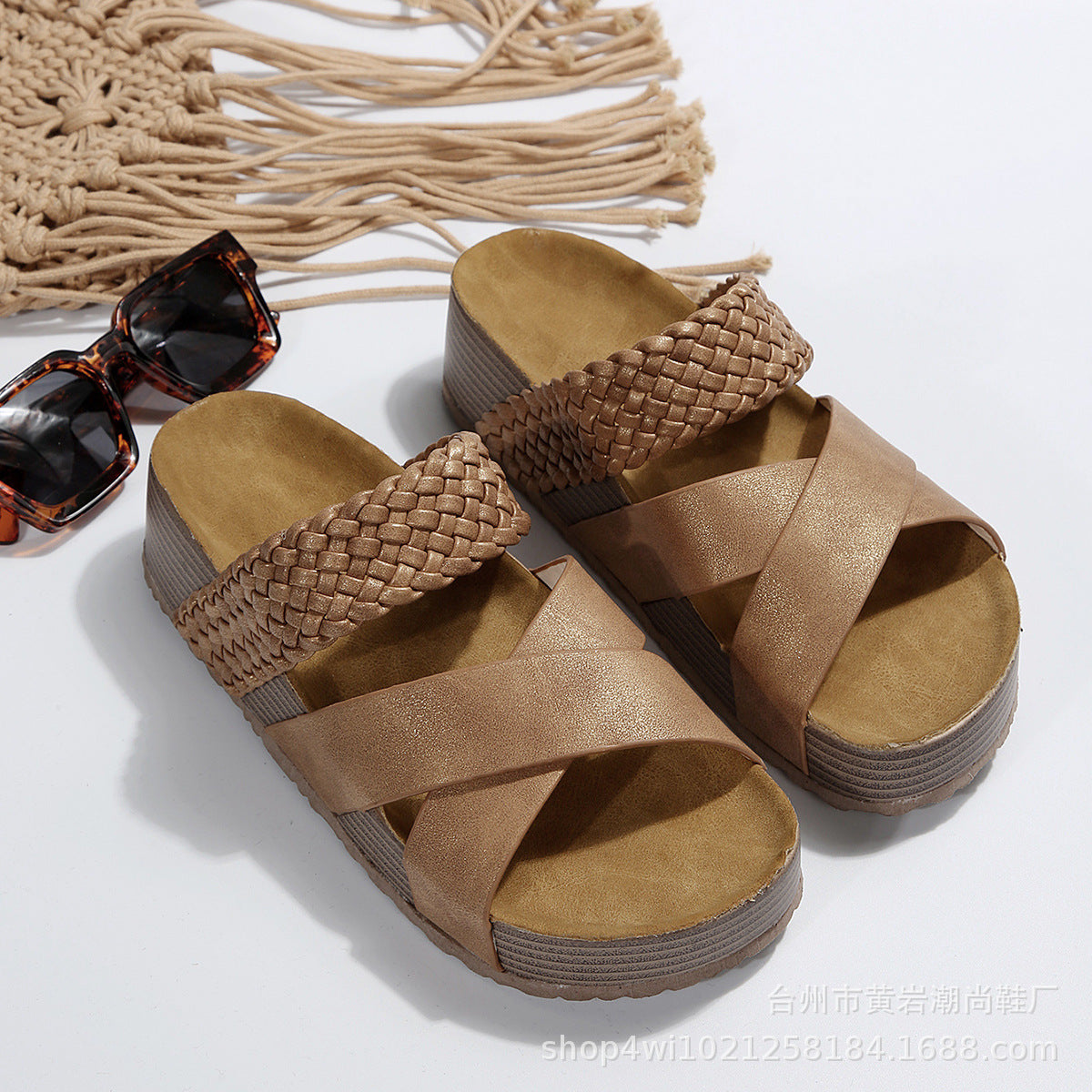 Fashionable sloping heels, thick-soled - VYBE